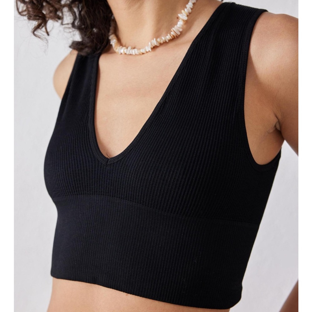 Black Urban Outfitters V-Neck cropped Tank
